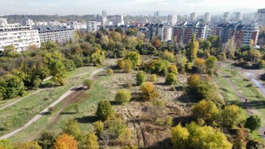 Обиколки и заобикалки по изгубената мотописта на София