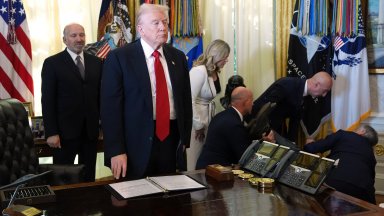 Фармацевтичен бос припадна зад Тръмп по време на брифинг в Овалния кабинет (видео)