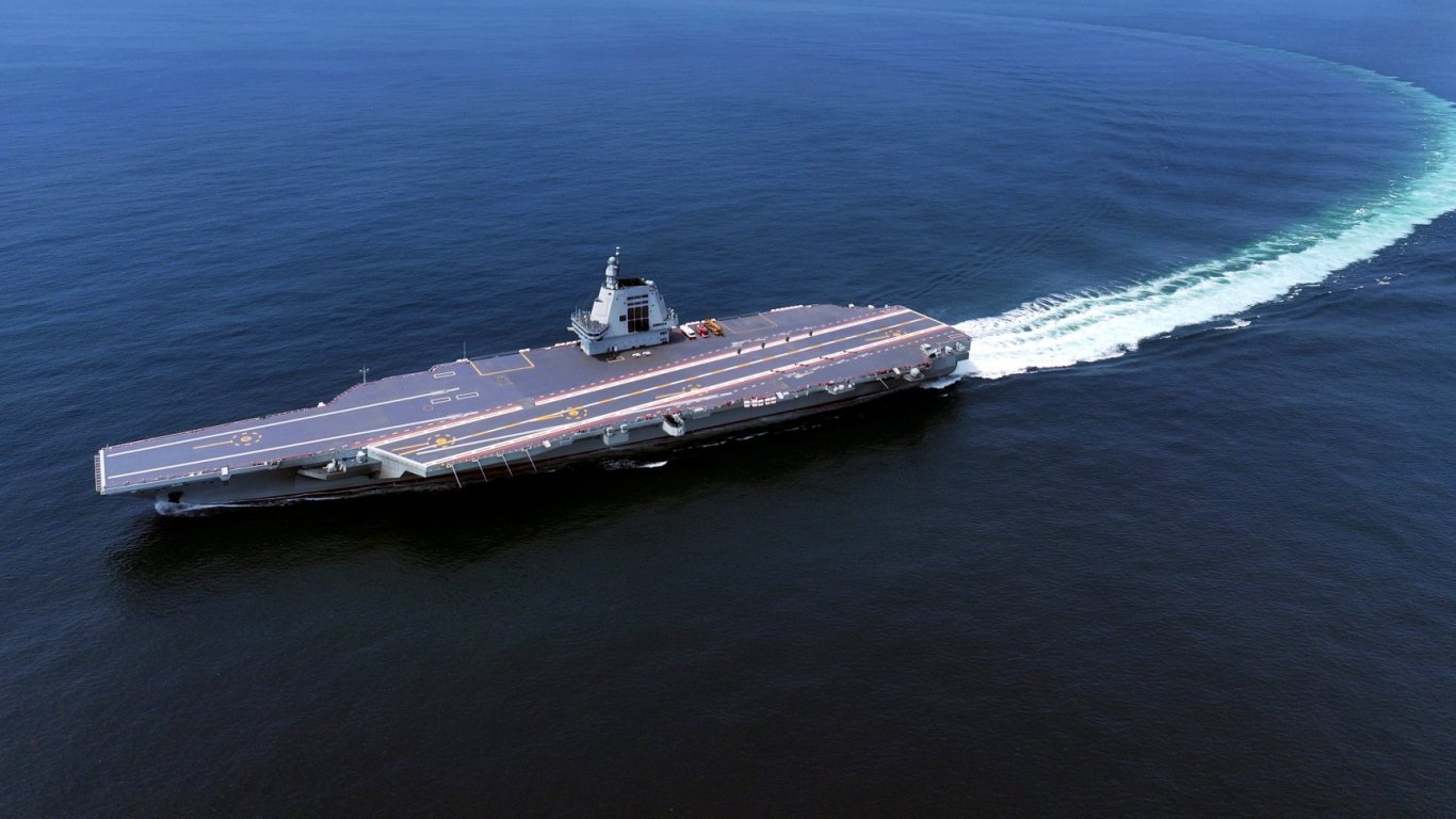 Китай прие на въоръжение нов самолетоносач с електромагнитни катапулти