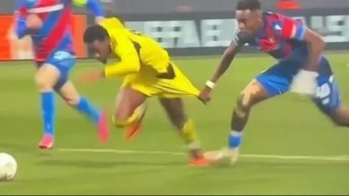 Нидерландски съдия взе позорно решение в Лига Европа (видео)