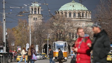 Българите очакват трудна 2026 г., все по-негативни за икономиката и личните си финанси