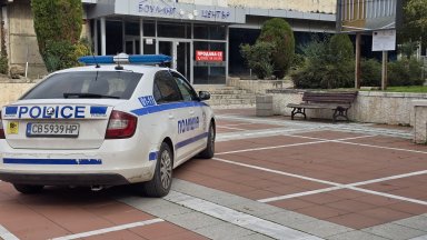 Мъж намушка многократно жена пред очите на десетки в центъра на Благоевград (снимки)