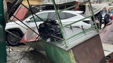 Шофьорка се вряза с джипа си в сергиите на централния пазар в Казанлък (видео/снимки)