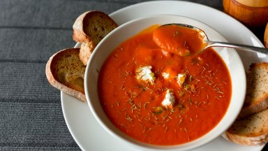 Супа от червени чушки с печен чесън