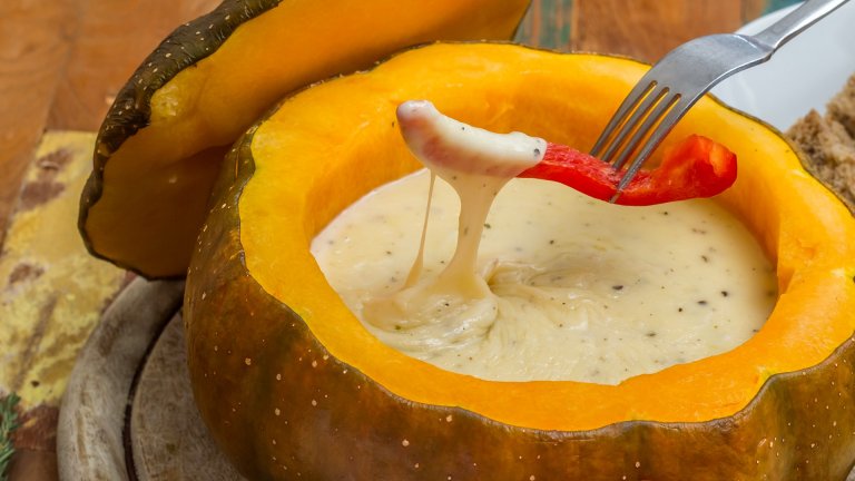 Пълнена ароматна тиква с разтопено сирене