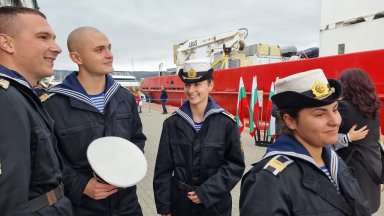 Корабът "Св. Св. Кирил и Методий" отплава към "Нова България" (снимки)