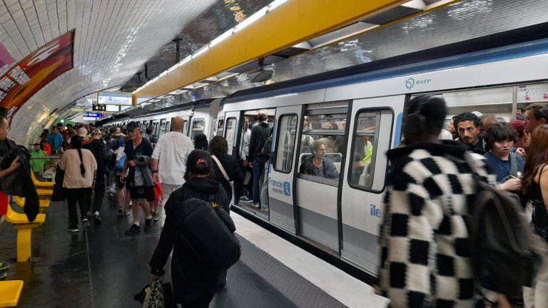 След 125 години спряха продажбата на хартиени билети в парижкото метро