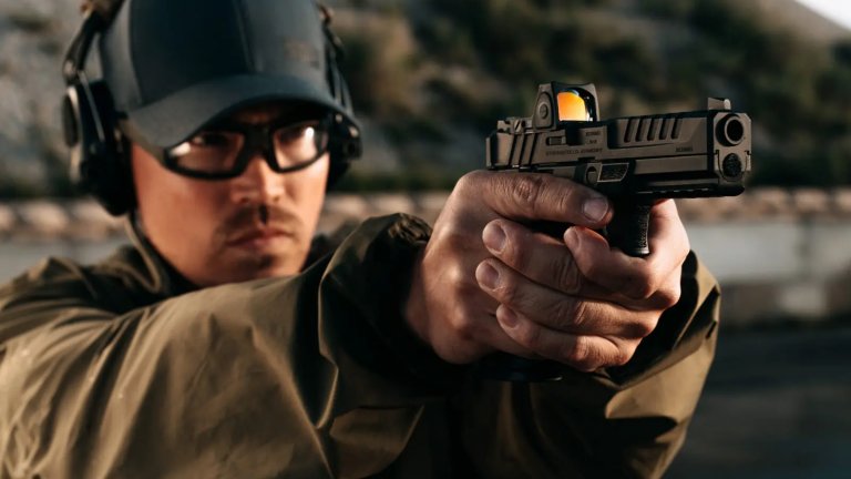 Българската армия пенсионира "Макаров". Ето кои ще са новите пистолети (снимки)