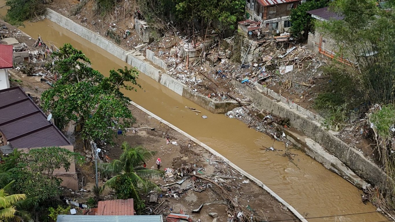 Проливни дъждове предизвикаха свлачища, които отнеха живота на седем души във Филипините