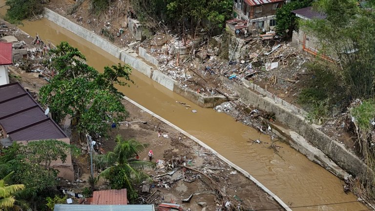 Проливни дъждове предизвикаха свлачища, които отнеха живота на седем души във Филипините