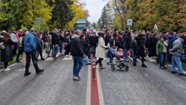 Протестиращи срещу безводието спряха движението по главния път Русе-Велико Търново