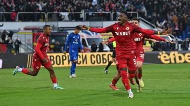 Радост в червено: ЦСКА приземи "Левски" в здрава битка с дузина картони