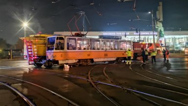 Катастрофа между трамваи и бус пред Централна гара в София (снимки)