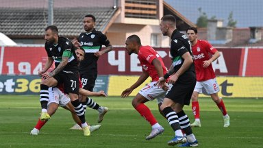 Щастлив рикошет и куп пропуски в Бистрица запазиха аванса на "Левски" на върха