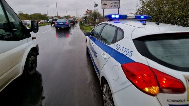 24-годишен шофьор е в болница, след като заспа зад волана и се удари в автобус в Бургас