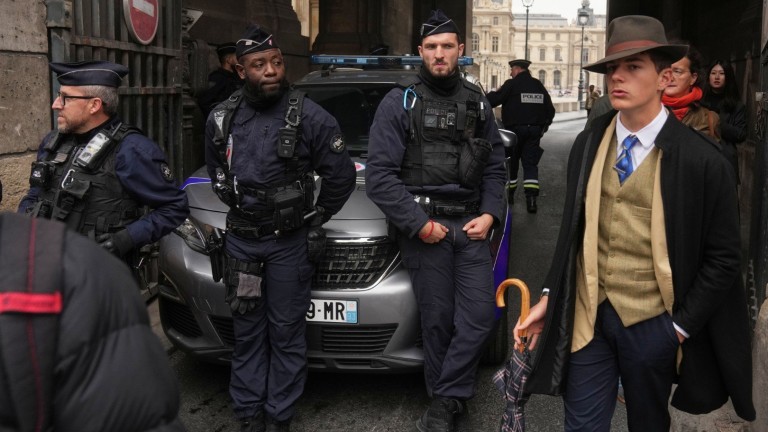 Разкриха самоличността на мъжа с шапка "Федора" пред Лувъра в деня на обира