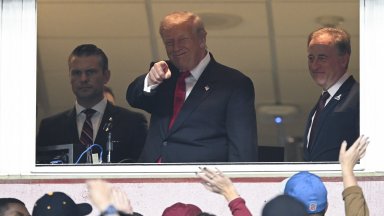 Доналд Тръмп гледа НФЛ на живо и бе освиркан мощно от феновете