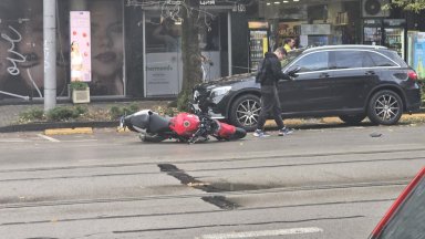 Поредна катастрофа на бул. "Витоша" - моторист пострада при сблъсък с кола (снимки)