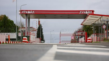 Вашингтон отложи част от санкциите за "Лукойл"