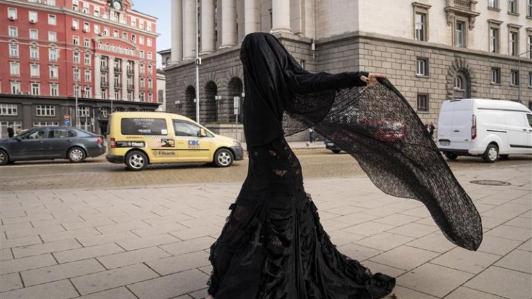  Забелязахте ли тайнственото момиче в черна сватбена рокля по улиците на София?