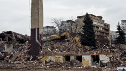 Разрушиха бившата баня "Ситняково", на чиито стълби дъжд от куршуми покоси Женята (снимки)