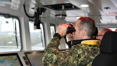 Военноморските сили спасиха двама бедстващи във водите край Бургас