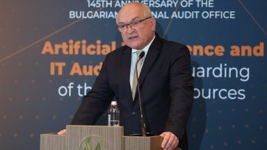 Главчев не е взел 113 257 лв. бонуси, а е получил 24 280 лв. ДМС и ги е дарил