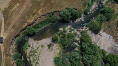 Неподдържани и изоставени съоръжения в реките създават риск от наводнения  и застрашават речните екосистеми