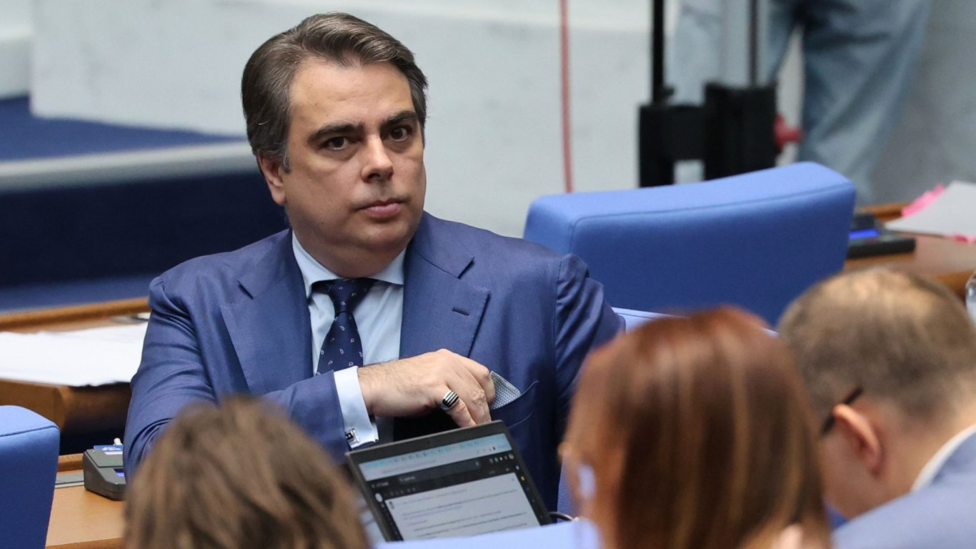 Асен Василев: Дясната ГЕРБ прави най-голямото увеличаване на данъците от Виденов насам