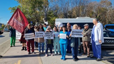 Медици от УМБАЛ-Пловдив блокираха възлово кръстовище в града (снимки)