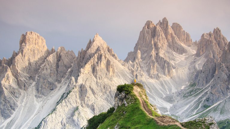 Този алпийски заслон в Доломитите ще оцелее и след Армагедон (снимки/видео)