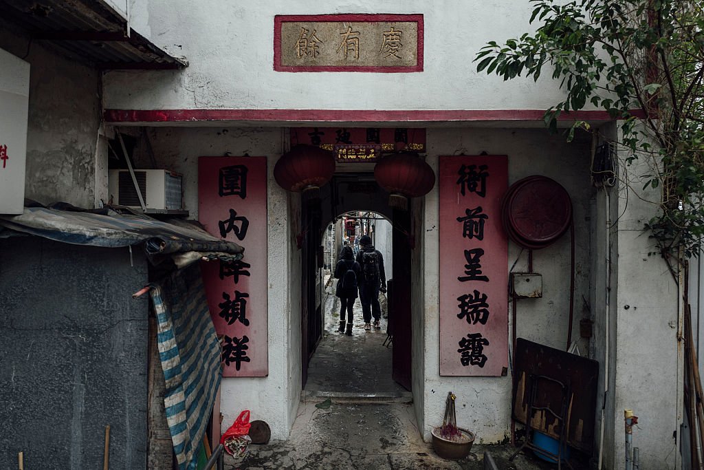 Задимени хазартни зали функционирали редом със стриптийз клубове, порнографски кина и опиумни заведения