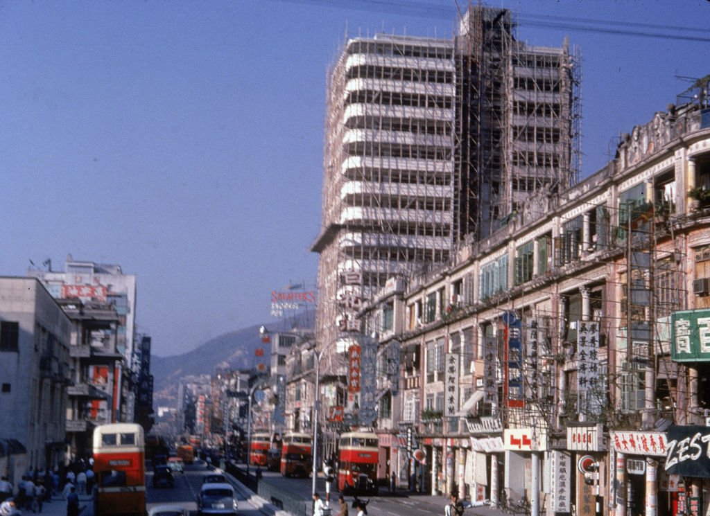 На покривите, пресечени от лабиринти от ръждясали метални стълби, децата си играели и пишели домашните си задачи, далеч от опасните улици долу