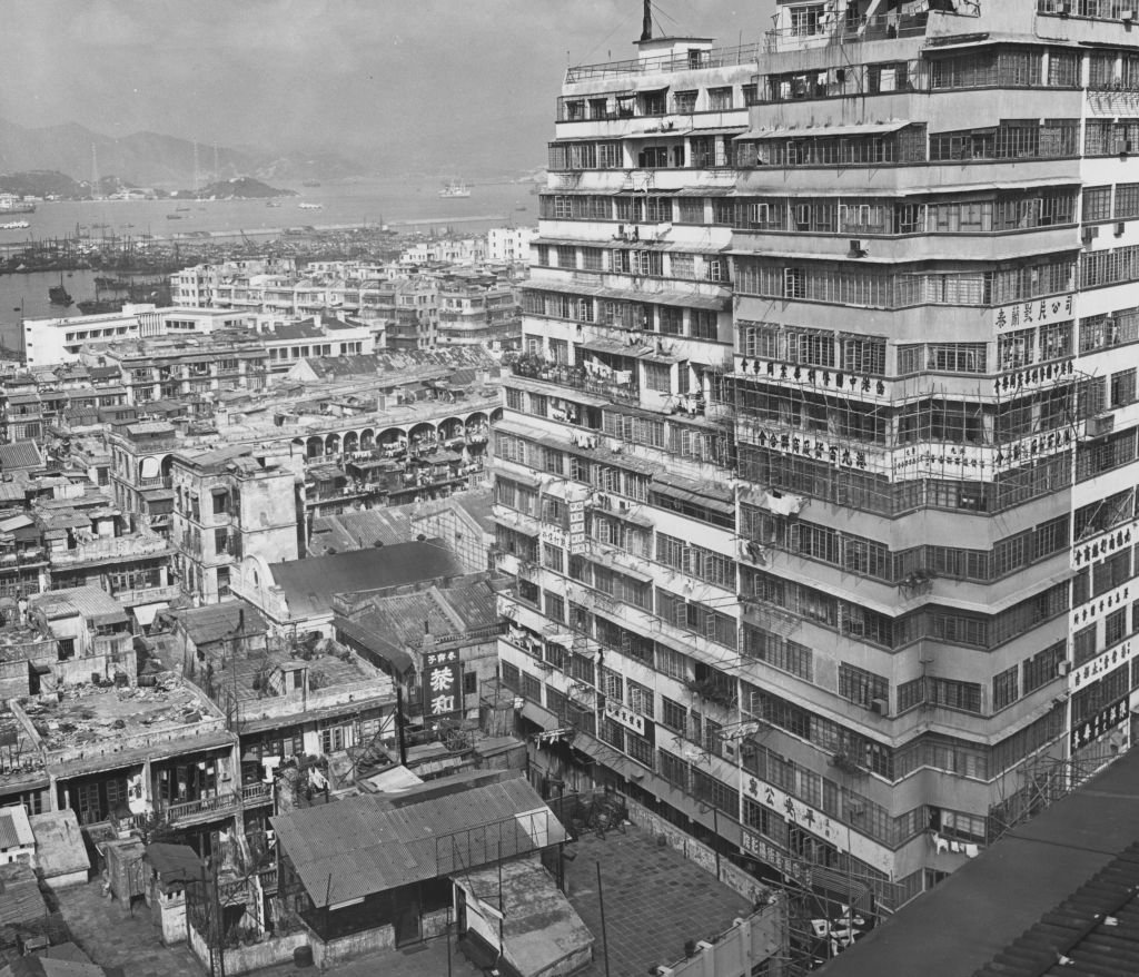 Коулун през 90-те години преди разрушаването му