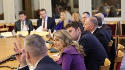 Енергийната комисия в НС моментално отхвърли ветото на Радев за особения управител на "Лукойл"
