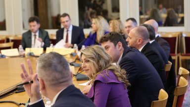 Енергийната комисия в НС моментално отхвърли ветото на Радев за особения управител на "Лукойл"