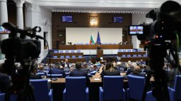 Мнозинството в НС отхвърли без аргументи ветото на Радев за особения управител на "Лукойл"