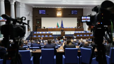 Мнозинството в НС отхвърли без аргументи ветото на Радев за особения управител на "Лукойл"