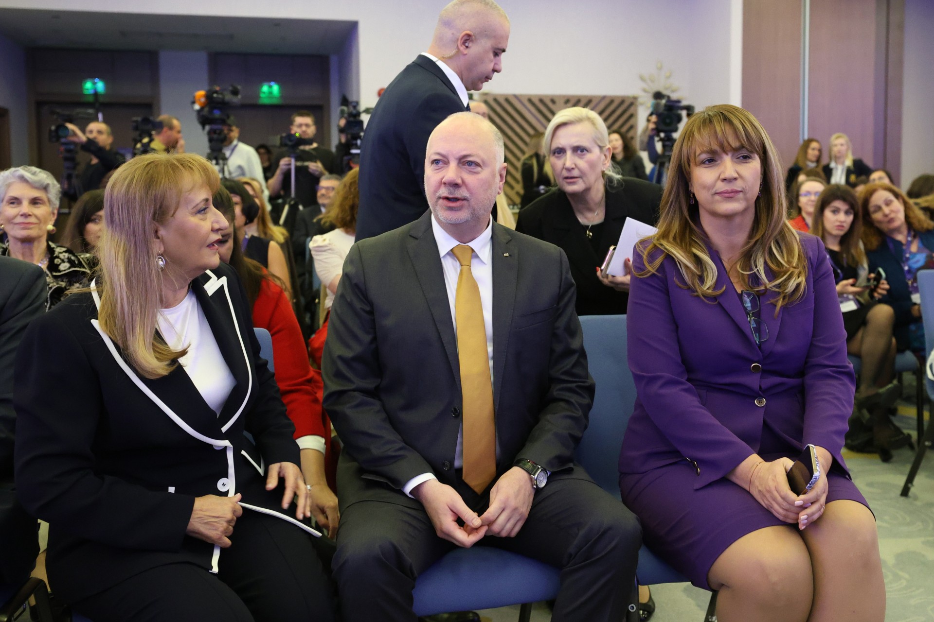 На снимката (от ляво надясно): Лидия Шулева, министър-председателят Росен Желязков и председателят на СЖББ и главен изпълнителен директор на УниКредит Булбанк Цветанка Минчева.