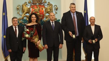 Президентът Радев удостои с почетен знак спортни легенди