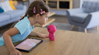 Играчки с изкуствен интелект учат деца как да намират ножове и да палят огън