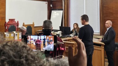 По-лека мярка "подписка" получиха трима от младежите, пребили шефа на полицията в Русе