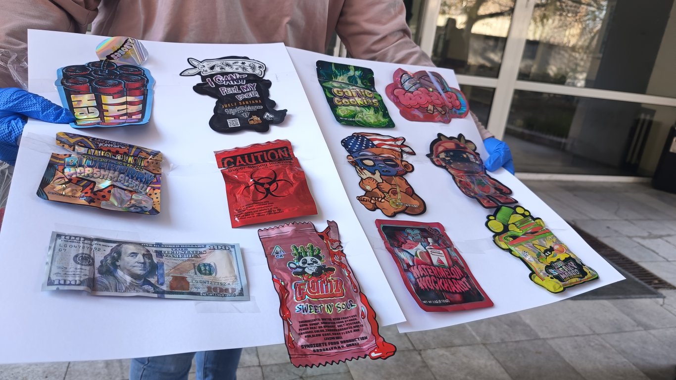 Разпространяват дрога, опакована в пликчета като семки и бонбонки, за да "зарибяват" деца (снимки)