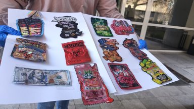 Разпространяват дрога, опакована в пликчета като семки и бонбонки, за да "зарибяват" деца (снимки)