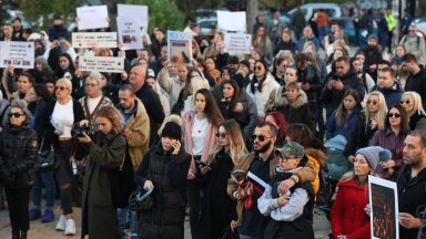 Протест и шествие "Справедливост за Мая" в София, искат уволнение на д-р Цоневски (снимки)