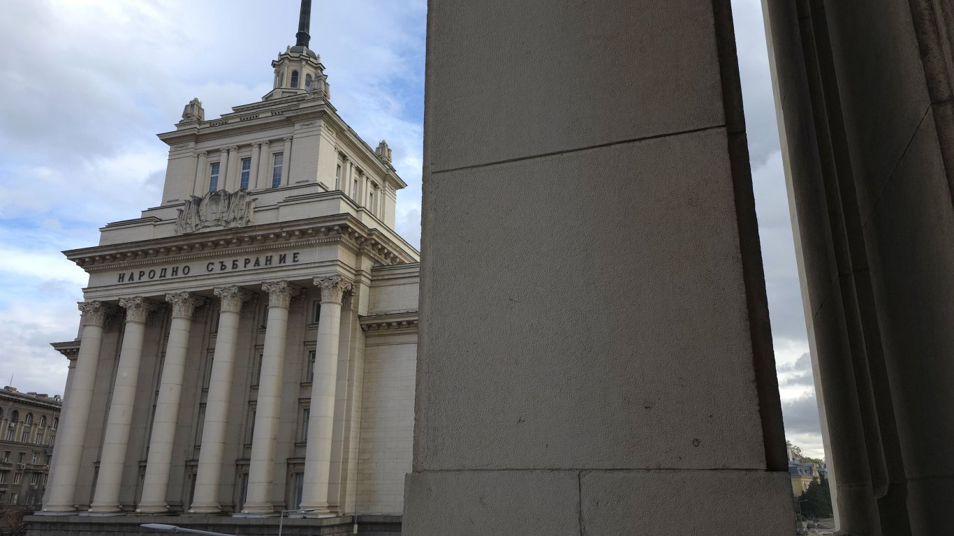 Парламентът прие бюджета на ДОО: Промени в осигурителните прагове и правила за държавните служители