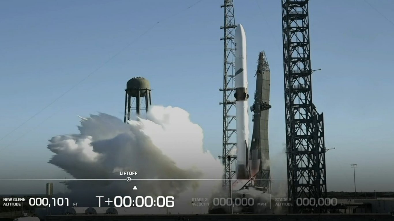 Джеф Безос изстреля мисия на НАСА към Марс и приземи първата степен на ракетата си (снимки)