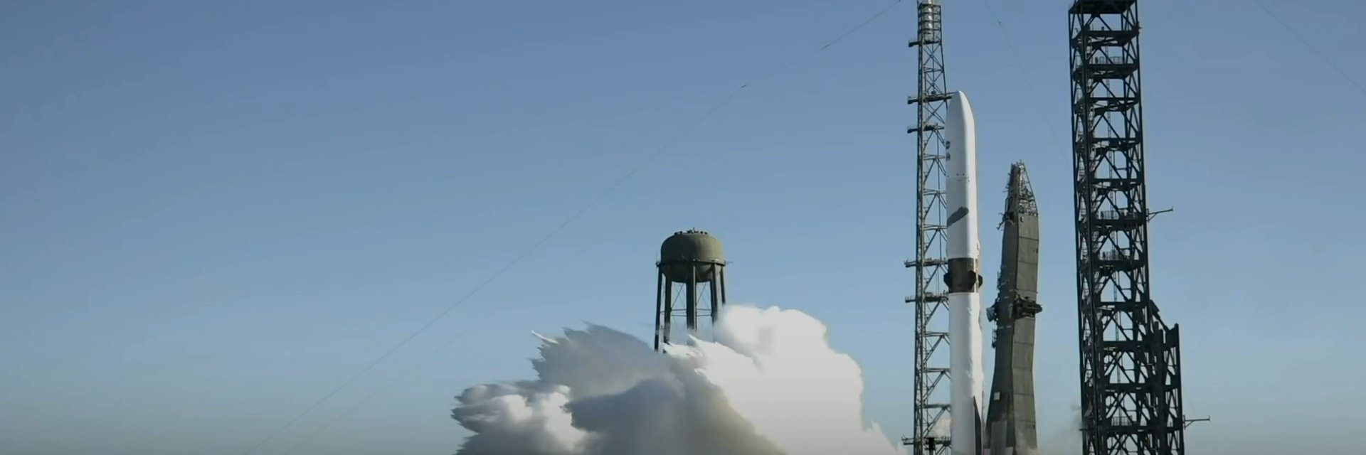 Джеф Безос изстреля мисия на НАСА към Марс и приземи първата степен на ракетата си (снимки)