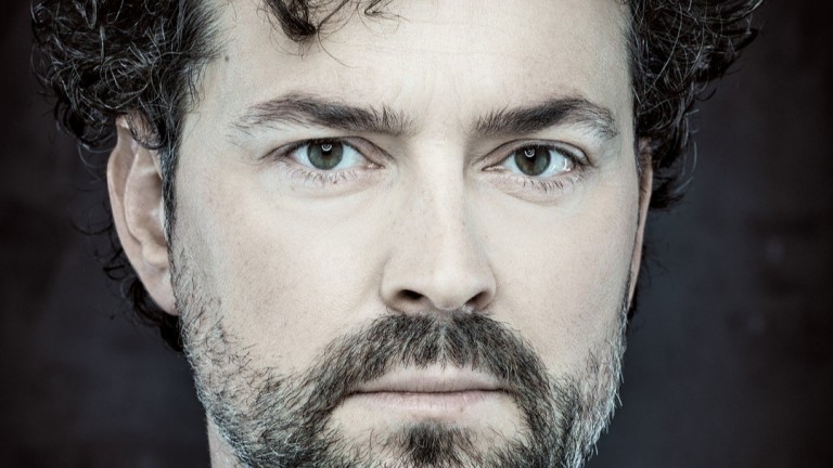 Ноември ни поднася истории на уязвимост от популярни български мъже в изложбата "Чуй гласа ми"