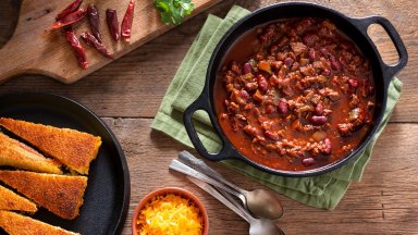 Чили кон карне - простичкото ястие на каубои и войници, което днес е с много лица